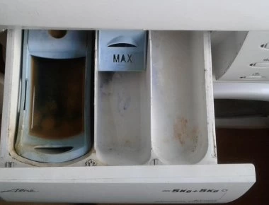 Ρίχνει ξύδι στη θήκη του μαλακτικού - Aπίστευτος ο λόγος